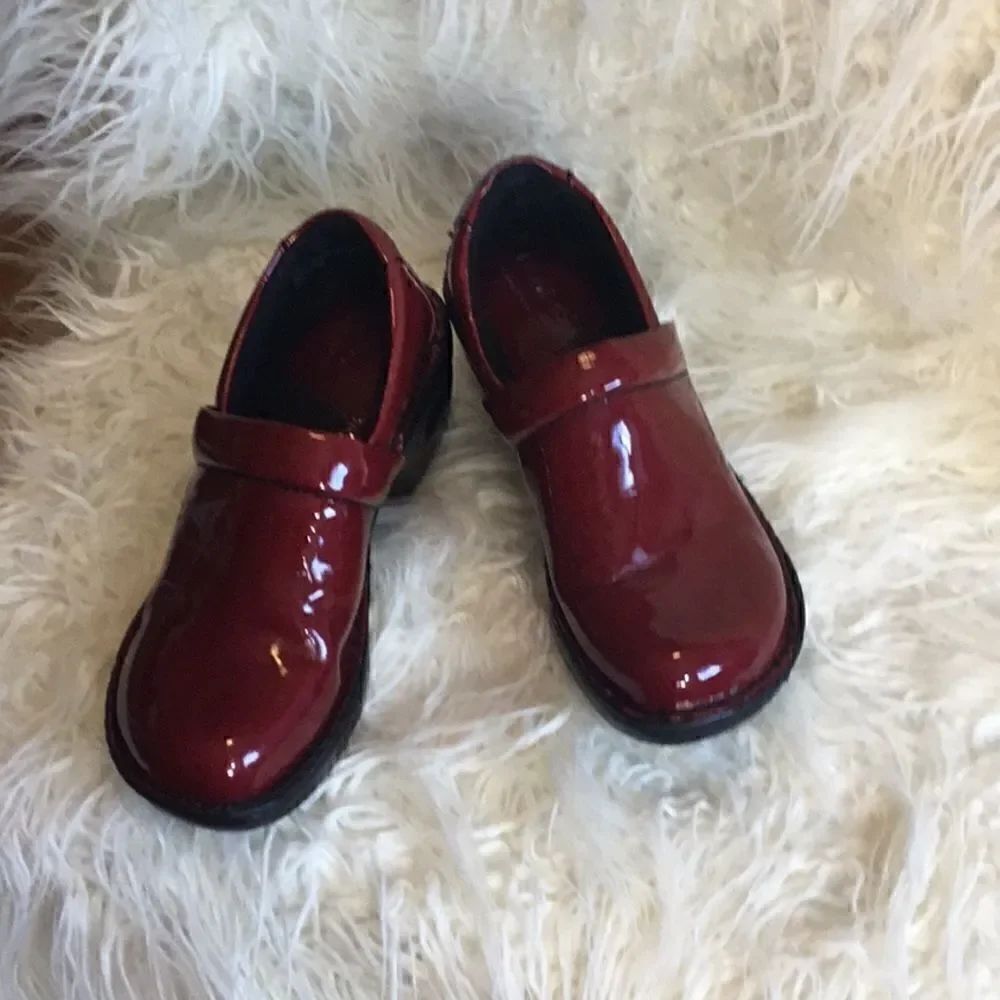 Deep red clog type shoes in size 6 NWOT - Picture 2 of 14